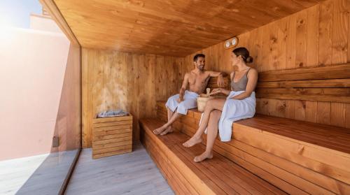 VACATION MARBELLA I The Signature Penthouse, Best Flat in Estepona, Sea View, Sauna, Communal and Indoor Pool, Gym, Private Heated Jacuzzi, Cutting-edge Amenities, High-End Renovation