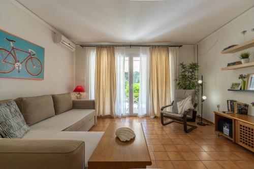 Comfortable garden Apt near Vouliagmeni beach