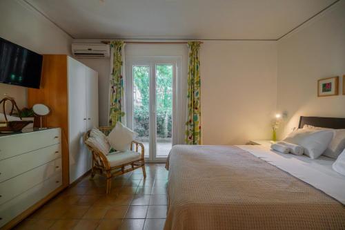 Comfortable garden Apt near Vouliagmeni beach