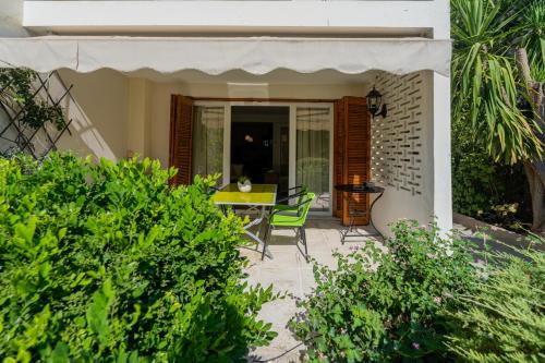 Comfortable garden Apt near Vouliagmeni beach