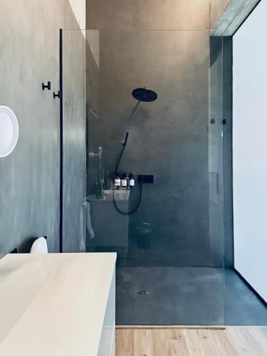 a bathroom with a shower with a glass door at Casa Anjana in Rubayo