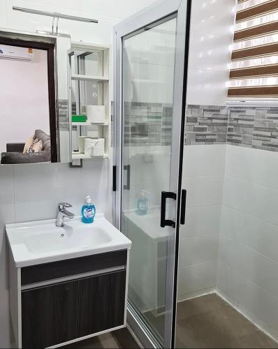 łazienka z umywalką i prysznicem w obiekcie Mickeys Hideaway w mieście Madina