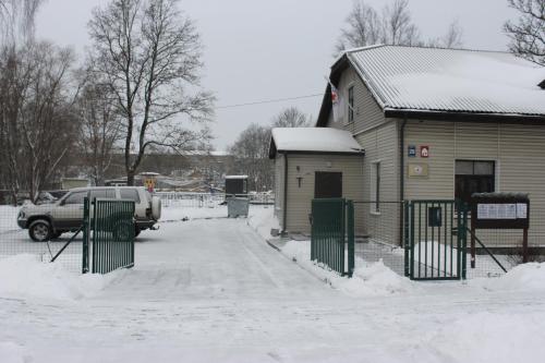 a truck parked next to a building in the snow at Latvijas Sarkanā Krusta viesnīca in Rēzekne