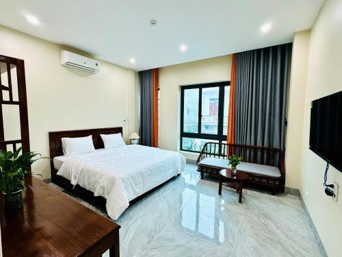 a hotel room with a bed and a tv at An's Home Ninh Binh in Ninh Binh