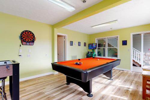 a pool table in a room with yellow walls at Inviting & Cozy Studio Sleep 4 Shared Gym & Games in Baneberry