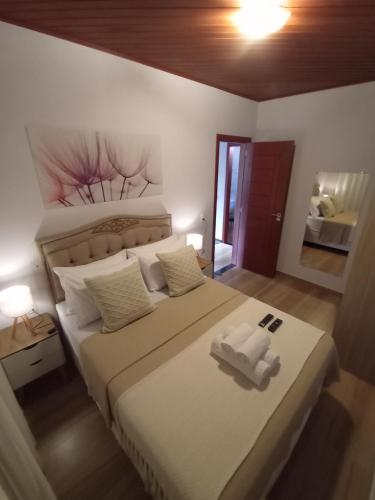 a bedroom with a large bed with two towels on it at Casa em Pedra Azul in Domingos Martins