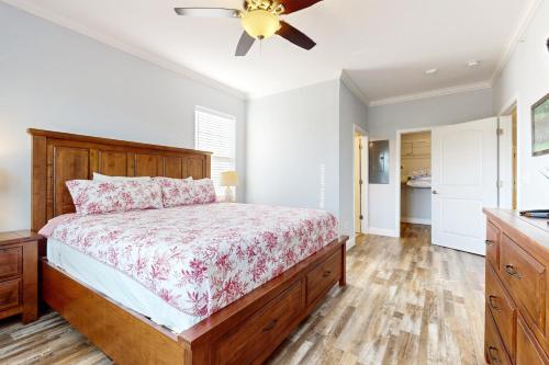 a bedroom with a bed and a ceiling fan at Pristine & Peaceful Condo Sleeps 6 Shared Pool & Townsend Timbers in Townsend