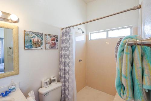 a bathroom with a shower and a toilet at Casa Sonora in Puerto Peñasco