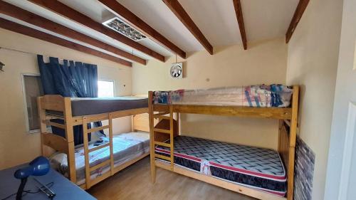 a bedroom with two bunk beds in a room at Casa centro de Arica in Arica