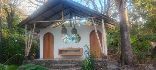 a small house with a sink in a forest at El Pital, Chocolate Paradise in Balgue