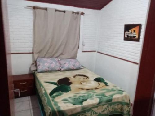 a bed with a picture of a woman on it at Isabella in Xuí