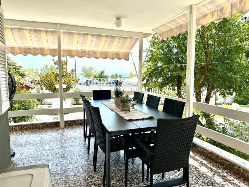 Villa Fofo - Beautiful Sea Front Villa with 650m2 garden