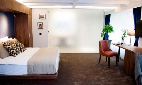 Postel nebo postele na pokoji v ubytování Nomad Luxury Suites
