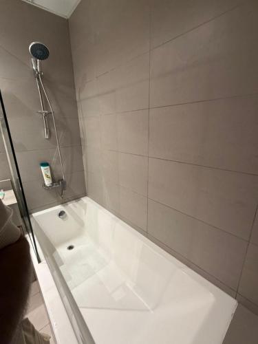 Vonios kambarys apgyvendinimo įstaigoje Stylish studio with pool