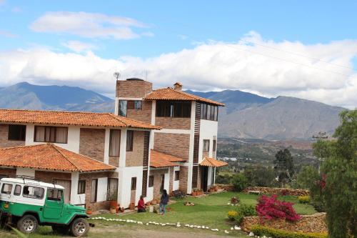 a green truck parked in front of a house at Posada San Esteban in Sutamarchán