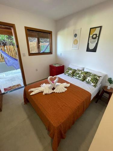 a bedroom with a bed with two towels on it at Villa do Sol Sagi in Baía Formosa
