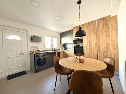 a kitchen with a table and chairs in a room at Alma de Areia - Alma Nossa in Montijo