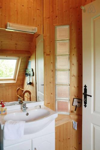 une salle de bain avec un lavabo blanc et une fenêtre dans l'établissement Gite du courtils, à Courtils