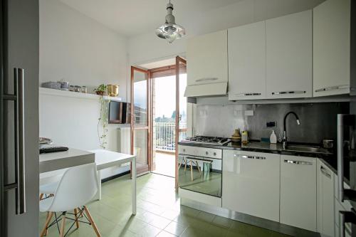Bright three-room apartment near downtown