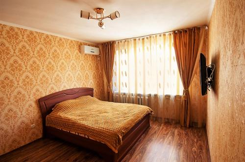 a small bedroom with a bed and a window at Cozy flat on Pushkin 33 in Chişinău