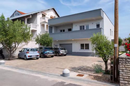 Apartments with parking space Zadar - 25204