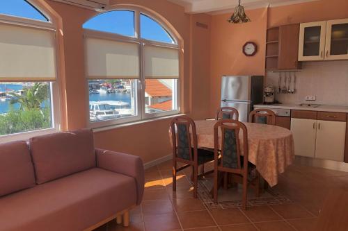 Apartments by the sea Okrug Gornji, Ciovo - 25222