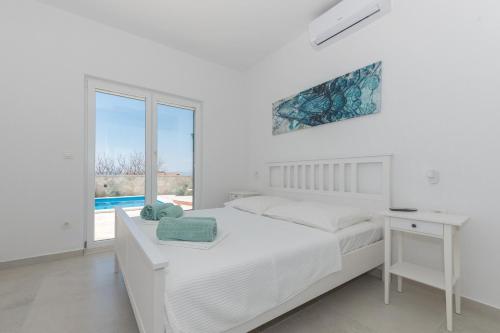 Family friendly house with a swimming pool Makarska - 25219