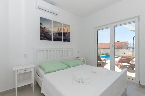 Family friendly house with a swimming pool Makarska - 25219