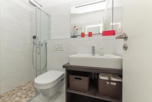Family friendly house with a swimming pool Makarska - 25219