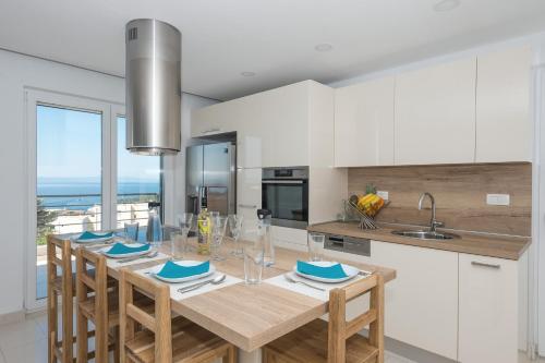 Family friendly house with a swimming pool Makarska - 25219