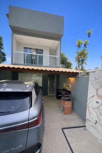 a car parked in front of a house at Casa do Sol - 300M da Praia - Ar condicionado in São Pedro da Aldeia