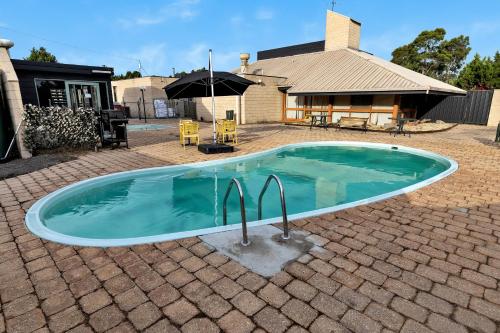 a small swimming pool in a brick yard at Bendigo Motor Inn in Bendigo