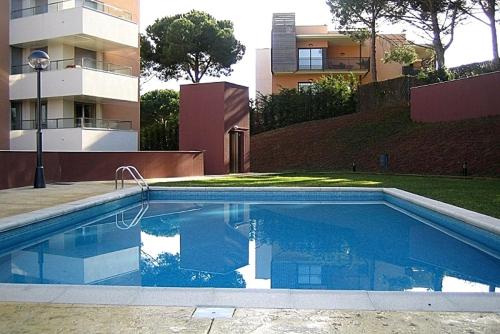 a swimming pool in front of a apartment building at Apartamento Santa Fe in Lloret de Mar