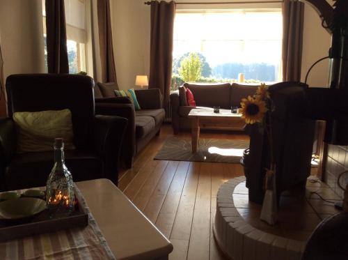 Groot-Agelo的住宿－Hezebergzicht，带沙发和桌子的客厅