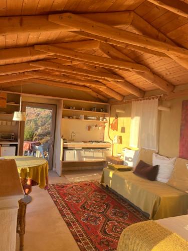 a room with a bed and a kitchen in it at CalVenere in Calvene
