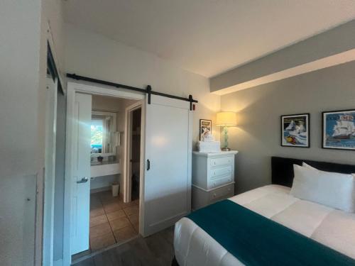 a bedroom with a bed and a door leading to a bathroom at Free Shuttle Mickey Universal Epic SeaWorld in Orlando