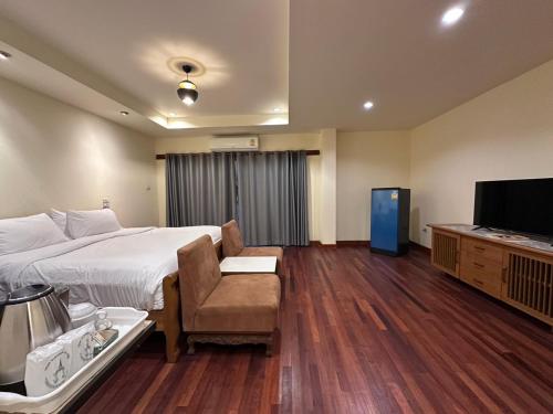 una habitación de hotel con cama y televisión en Prince Hotel Chiang Mai, en Chiang Mai