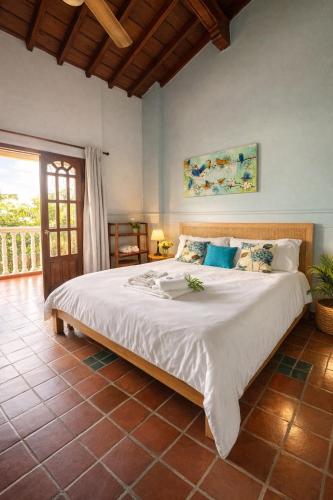 a bedroom with a large white bed in a room at Casa Isabelita in Mompos
