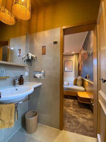 ein Badezimmer mit Waschbecken und Toilette in einem Zimmer in der Unterkunft Vanilla Hof in Naumburg