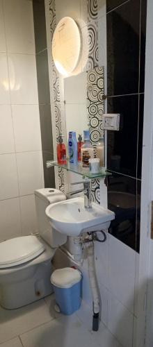 a bathroom with a toilet and a sink at Maison de vacance in Bin Rhilouf