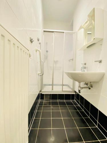 Ottakring Gem Shared 4BR Retreat Breathtaking City Views