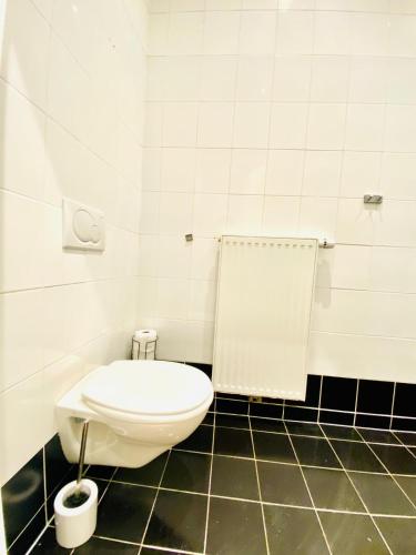 Ottakring Gem Shared 4BR Retreat Breathtaking City Views