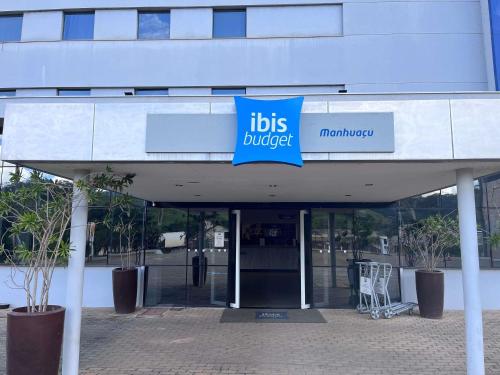 a building with a sign that reads jobs divorce at ibis budget Manhuaçu in Manhuaçu