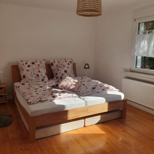 a small bed in a room with a wooden floor at Ferienhaus Meiers in Losheim