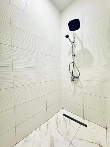 Private Rooms in Stylish 3-Bedroom Apartment Near Kaufpark Alterlaa