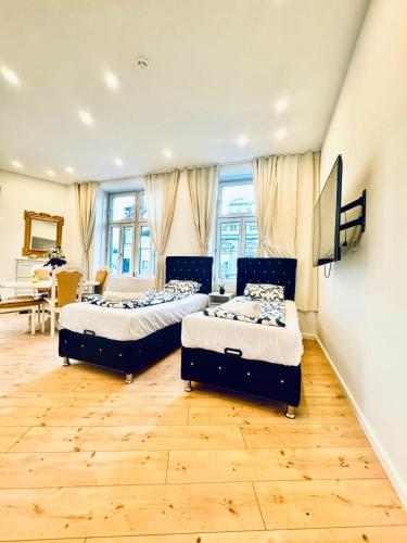 Private Rooms in Stylish 3-Bedroom Apartment Near Kaufpark Alterlaa