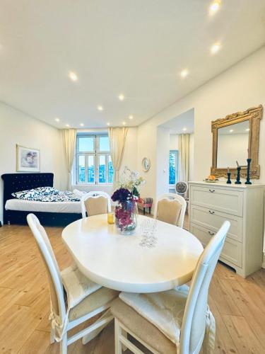 Private Rooms in Stylish 3-Bedroom Apartment Near Kaufpark Alterlaa