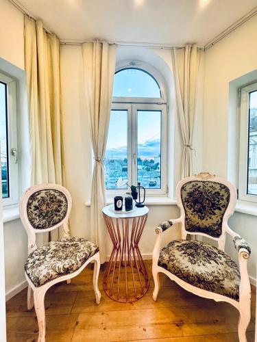 Private Rooms in Stylish 3-Bedroom Apartment Near Kaufpark Alterlaa