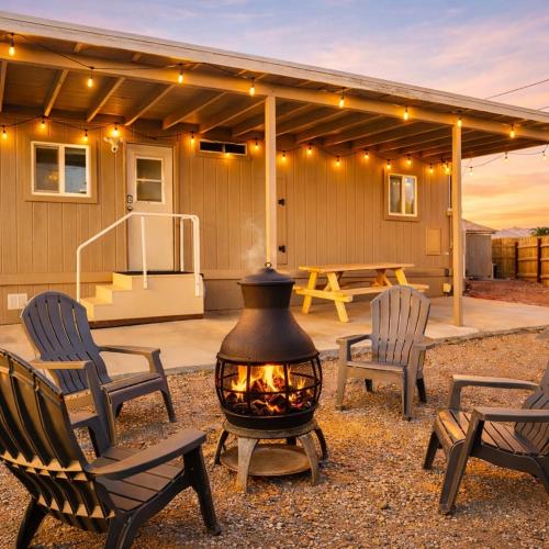 a backyard with a fire pit and chairs and a table at Cozy Desert home, Stunning Views, Peaceful Vibes Near Laughlin in Bullhead City