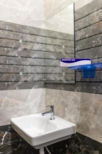 a bathroom with a sink and a mirror at SKS Residensy in Kāraikkudi